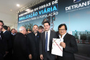 O governador Carlos Massa Ratinho Junior e o diretor do Detran, Cezar Kogut, autorizam repasse do Detran para municípios realizarem obras de sinalização nas cidades.Curitiba, 14-08-19Foto: Arnaldo Alves / ANPr.