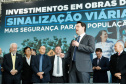 O governador Carlos Massa Ratinho Junior assinou nesta quarta-feira (14), no Palácio Iguaçu, a liberação de R$ 6 milhões para obras de sinalização viária em 39 cidades paranaenses. A iniciativa faz parte de um programa do Departamento de Trânsito do Paraná (Detran-PR) para regulamentar a circulação de veículos e pedestres.