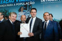 O governador Carlos Massa Ratinho Junior assinou nesta quarta-feira (14), no Palácio Iguaçu, a liberação de R$ 6 milhões para obras de sinalização viária em 39 cidades paranaenses. A iniciativa faz parte de um programa do Departamento de Trânsito do Paraná (Detran-PR) para regulamentar a circulação de veículos e pedestres.
