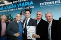 O governador Carlos Massa Ratinho Junior assinou nesta quarta-feira (14), no Palácio Iguaçu, a liberação de R$ 6 milhões para obras de sinalização viária em 39 cidades paranaenses. A iniciativa faz parte de um programa do Departamento de Trânsito do Paraná (Detran-PR) para regulamentar a circulação de veículos e pedestres.