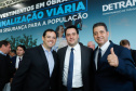 O governador Carlos Massa Ratinho Junior assinou nesta quarta-feira (14), no Palácio Iguaçu, a liberação de R$ 6 milhões para obras de sinalização viária em 39 cidades paranaenses. A iniciativa faz parte de um programa do Departamento de Trânsito do Paraná (Detran-PR) para regulamentar a circulação de veículos e pedestres.