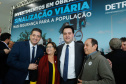 O governador Carlos Massa Ratinho Junior assinou nesta quarta-feira (14), no Palácio Iguaçu, a liberação de R$ 6 milhões para obras de sinalização viária em 39 cidades paranaenses. A iniciativa faz parte de um programa do Departamento de Trânsito do Paraná (Detran-PR) para regulamentar a circulação de veículos e pedestres.