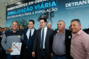 O governador Carlos Massa Ratinho Junior assinou nesta quarta-feira (14), no Palácio Iguaçu, a liberação de R$ 6 milhões para obras de sinalização viária em 39 cidades paranaenses. A iniciativa faz parte de um programa do Departamento de Trânsito do Paraná (Detran-PR) para regulamentar a circulação de veículos e pedestres.