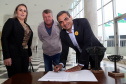  O governador Carlos Massa Ratinho Junior assinou nesta quarta-feira (14), no Palácio Iguaçu, a liberação de R$ 6 milhões para obras de sinalização viária em 39 cidades paranaenses. A iniciativa faz parte de um programa do Departamento de Trânsito do Paraná (Detran-PR) para regulamentar a circulação de veículos e pedestres. Prefeitura de Boa Esperança.