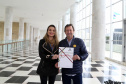 O governador Carlos Massa Ratinho Junior assinou nesta quarta-feira (14), no Palácio Iguaçu, a liberação de R$ 6 milhões para obras de sinalização viária em 39 cidades paranaenses. A iniciativa faz parte de um programa do Departamento de Trânsito do Paraná (Detran-PR) para regulamentar a circulação de veículos e pedestres. Prefeitura de Nova Esperança.