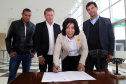 O governador Carlos Massa Ratinho Junior assinou nesta quarta-feira (14), no Palácio Iguaçu, a liberação de R$ 6 milhões para obras de sinalização viária em 39 cidades paranaenses. A iniciativa faz parte de um programa do Departamento de Trânsito do Paraná (Detran-PR) para regulamentar a circulação de veículos e pedestres. Prefeitura de Rancho Alegre do Oeste.