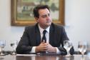 O governador Carlos Massa Ratinho Junior recebeu nesta quarta-feira (14), no Palácio Iguaçu, em Curitiba, o diretor-superintendente da empresa de laticínios Piracanjuba, Cesar Helou. Na reunião, o executivo confirmou dois novos investimentos da Região Sudoeste do Paraná que, somados, atingem o valor de R$ 110 milhões. A previsão é que os empreendimentos gerem 370 empregos diretor.