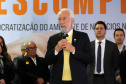O governador Carlos Massa Ratinho Junior e o chefe da Casa Civil, Guto Silva, lançaram nesta quarta-feira (14), no Palácio Iguaçu, o programa Descomplica, iniciativa de caráter permanente do Governo do Estado para simplificar e desburocratizar a vida dos empreendedores.