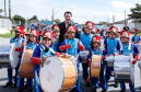 O governador Carlos Massa Ratinho Junior entregou nesta quinta-feira (15) os títulos de propriedades de imóveis para 367 famílias de Paranaguá, no Litoral. Elas ocupam terras devolutas, pertencentes ao Estado. A titulação corresponde a uma área de aproximadamente 112 hectares, abrangendo as localidades de Jardim Jacarandá e Ouro Fino, no perímetro urbano de Paranaguá. 