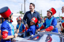 O governador Carlos Massa Ratinho Junior entregou nesta quinta-feira (15) os títulos de propriedades de imóveis para 367 famílias de Paranaguá, no Litoral. Elas ocupam terras devolutas, pertencentes ao Estado. A titulação corresponde a uma área de aproximadamente 112 hectares, abrangendo as localidades de Jardim Jacarandá e Ouro Fino, no perímetro urbano de Paranaguá. 