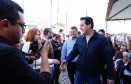 O governador Carlos Massa Ratinho Junior entregou nesta quinta-feira (15) os títulos de propriedades de imóveis para 367 famílias de Paranaguá, no Litoral. Elas ocupam terras devolutas, pertencentes ao Estado. A titulação corresponde a uma área de aproximadamente 112 hectares, abrangendo as localidades de Jardim Jacarandá e Ouro Fino, no perímetro urbano de Paranaguá. 