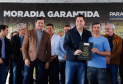 O governador Carlos Massa Ratinho Junior entregou nesta quinta-feira (15) os títulos de propriedades de imóveis para 367 famílias de Paranaguá, no Litoral. Elas ocupam terras devolutas, pertencentes ao Estado. A titulação corresponde a uma área de aproximadamente 112 hectares, abrangendo as localidades de Jardim Jacarandá e Ouro Fino, no perímetro urbano de Paranaguá. 