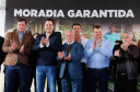 O governador Carlos Massa Ratinho Junior entregou nesta quinta-feira (15) os títulos de propriedades de imóveis para 367 famílias de Paranaguá, no Litoral. Elas ocupam terras devolutas, pertencentes ao Estado. A titulação corresponde a uma área de aproximadamente 112 hectares, abrangendo as localidades de Jardim Jacarandá e Ouro Fino, no perímetro urbano de Paranaguá. 
