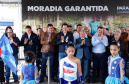 O governador Carlos Massa Ratinho Junior entregou nesta quinta-feira (15) os títulos de propriedades de imóveis para 367 famílias de Paranaguá, no Litoral. Elas ocupam terras devolutas, pertencentes ao Estado. A titulação corresponde a uma área de aproximadamente 112 hectares, abrangendo as localidades de Jardim Jacarandá e Ouro Fino, no perímetro urbano de Paranaguá. 