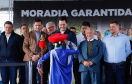 O governador Carlos Massa Ratinho Junior entregou nesta quinta-feira (15) os títulos de propriedades de imóveis para 367 famílias de Paranaguá, no Litoral. Elas ocupam terras devolutas, pertencentes ao Estado. A titulação corresponde a uma área de aproximadamente 112 hectares, abrangendo as localidades de Jardim Jacarandá e Ouro Fino, no perímetro urbano de Paranaguá. 