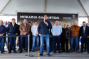 O governador Carlos Massa Ratinho Junior entregou nesta quinta-feira (15) os títulos de propriedades de imóveis para 367 famílias de Paranaguá, no Litoral. Elas ocupam terras devolutas, pertencentes ao Estado. A titulação corresponde a uma área de aproximadamente 112 hectares, abrangendo as localidades de Jardim Jacarandá e Ouro Fino, no perímetro urbano de Paranaguá. 