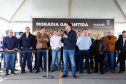 O governador Carlos Massa Ratinho Junior entregou nesta quinta-feira (15) os títulos de propriedades de imóveis para 367 famílias de Paranaguá, no Litoral. Elas ocupam terras devolutas, pertencentes ao Estado. A titulação corresponde a uma área de aproximadamente 112 hectares, abrangendo as localidades de Jardim Jacarandá e Ouro Fino, no perímetro urbano de Paranaguá. 