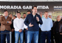 O governador Carlos Massa Ratinho Junior entregou nesta quinta-feira (15) os títulos de propriedades de imóveis para 367 famílias de Paranaguá, no Litoral. Elas ocupam terras devolutas, pertencentes ao Estado. A titulação corresponde a uma área de aproximadamente 112 hectares, abrangendo as localidades de Jardim Jacarandá e Ouro Fino, no perímetro urbano de Paranaguá. 