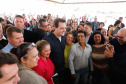 O governador Carlos Massa Ratinho Junior entregou nesta quinta-feira (15) os títulos de propriedades de imóveis para 367 famílias de Paranaguá, no Litoral. Elas ocupam terras devolutas, pertencentes ao Estado. A titulação corresponde a uma área de aproximadamente 112 hectares, abrangendo as localidades de Jardim Jacarandá e Ouro Fino, no perímetro urbano de Paranaguá. 