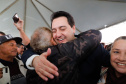 O governador Carlos Massa Ratinho Junior entregou nesta quinta-feira (15) os títulos de propriedades de imóveis para 367 famílias de Paranaguá, no Litoral. Elas ocupam terras devolutas, pertencentes ao Estado. A titulação corresponde a uma área de aproximadamente 112 hectares, abrangendo as localidades de Jardim Jacarandá e Ouro Fino, no perímetro urbano de Paranaguá. 