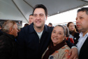 O governador Carlos Massa Ratinho Junior entregou nesta quinta-feira (15) os títulos de propriedades de imóveis para 367 famílias de Paranaguá, no Litoral. Elas ocupam terras devolutas, pertencentes ao Estado. A titulação corresponde a uma área de aproximadamente 112 hectares, abrangendo as localidades de Jardim Jacarandá e Ouro Fino, no perímetro urbano de Paranaguá. 