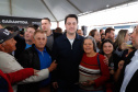 O governador Carlos Massa Ratinho Junior entregou nesta quinta-feira (15) os títulos de propriedades de imóveis para 367 famílias de Paranaguá, no Litoral. Elas ocupam terras devolutas, pertencentes ao Estado. A titulação corresponde a uma área de aproximadamente 112 hectares, abrangendo as localidades de Jardim Jacarandá e Ouro Fino, no perímetro urbano de Paranaguá. 