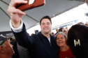 O governador Carlos Massa Ratinho Junior entregou nesta quinta-feira (15) os títulos de propriedades de imóveis para 367 famílias de Paranaguá, no Litoral. Elas ocupam terras devolutas, pertencentes ao Estado. A titulação corresponde a uma área de aproximadamente 112 hectares, abrangendo as localidades de Jardim Jacarandá e Ouro Fino, no perímetro urbano de Paranaguá. 