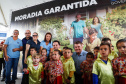 O governador Carlos Massa Ratinho Junior entregou nesta quinta-feira (15) os títulos de propriedades de imóveis para 367 famílias de Paranaguá, no Litoral. Elas ocupam terras devolutas, pertencentes ao Estado. A titulação corresponde a uma área de aproximadamente 112 hectares, abrangendo as localidades de Jardim Jacarandá e Ouro Fino, no perímetro urbano de Paranaguá. 