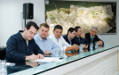 O Corredor de Exportação do Porto de Paranaguá, sistema por onde são movimentados grãos e farelos, será remodelado e modernizado para atender a crescente demanda do agronegócio paranaense. A estrutura foi construída ainda na década de 1970. Nesta quinta-feira (15), o governador Carlos Massa Ratinho Junior esteve em Paranaguá e autorizou a licitação do projeto básico das obras.