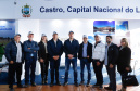 O governador Carlos Massa Ratinho Junior reforçou nesta quinta-feira (15), na Agroleite, em Castro, a necessidade de o Paraná agregar tecnologia e industrialização à produção do leite, mantendo o Estado em uma posição de destaque no País. Em sua 19ª edição, a feira é uma das principais vitrines do Brasil de novas tecnologias para o setor.