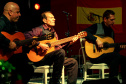 Tributo a João Gilberto é o nome do show que o MGM Trio de Violões apresenta nesta sexta-feira (23) em mais uma edição do projeto Música na Biblioteca. Formado por Murillo Da Rós, Gegê Felix e Mazzar Mazzarolo, o grupo homenageia o artista baiano, morto no mês passado, com versões instrumentais para temas como Chega de Saudade, Só Danço Samba, Wave e Garota de Ipanema, entre outros. O evento acontece no hall térreo, a partir das 17h30, com entrada gratuita. Foto: Divulgação/BPP