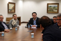 O governador Carlos Massa Ratinho Junior recebeu nesta segunda-feira (19), no Palácio Iguaçu, uma comitiva com empresários de Ponta Grossa. O grupo entregou convite para a 15ª edição do Prêmio Mérito Empresarial. O evento promovido pela Associação Comercial, Industrial e Empresarial de Ponta Grossa (ACIPG), em parceria com o Sindilojas e a Sociedade Rural dos Campos Gerais, vai acontecer na terça-feira (27), às 19h30, na sede social do Clube Ponta-Lagoa. Foto: Gilson Abreu/AEN