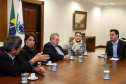 O governador Carlos Massa Ratinho Junior recebeu nesta segunda-feira (19), no Palácio Iguaçu, uma comitiva com empresários de Ponta Grossa. O grupo entregou convite para a 15ª edição do Prêmio Mérito Empresarial. O evento promovido pela Associação Comercial, Industrial e Empresarial de Ponta Grossa (ACIPG), em parceria com o Sindilojas e a Sociedade Rural dos Campos Gerais, vai acontecer na terça-feira (27), às 19h30, na sede social do Clube Ponta-Lagoa. Foto: Gilson Abreu/AEN