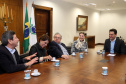 O governador Carlos Massa Ratinho Junior recebeu nesta segunda-feira (19), no Palácio Iguaçu, uma comitiva com empresários de Ponta Grossa. O grupo entregou convite para a 15ª edição do Prêmio Mérito Empresarial. O evento promovido pela Associação Comercial, Industrial e Empresarial de Ponta Grossa (ACIPG), em parceria com o Sindilojas e a Sociedade Rural dos Campos Gerais, vai acontecer na terça-feira (27), às 19h30, na sede social do Clube Ponta-Lagoa. Foto: Gilson Abreu/AEN
