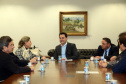 O governador Carlos Massa Ratinho Junior recebeu nesta segunda-feira (19), no Palácio Iguaçu, uma comitiva com empresários de Ponta Grossa. O grupo entregou convite para a 15ª edição do Prêmio Mérito Empresarial. O evento promovido pela Associação Comercial, Industrial e Empresarial de Ponta Grossa (ACIPG), em parceria com o Sindilojas e a Sociedade Rural dos Campos Gerais, vai acontecer na terça-feira (27), às 19h30, na sede social do Clube Ponta-Lagoa. Foto: Gilson Abreu/AEN