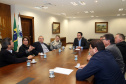O governador Carlos Massa Ratinho Junior recebeu nesta segunda-feira (19), no Palácio Iguaçu, uma comitiva com empresários de Ponta Grossa. O grupo entregou convite para a 15ª edição do Prêmio Mérito Empresarial. O evento promovido pela Associação Comercial, Industrial e Empresarial de Ponta Grossa (ACIPG), em parceria com o Sindilojas e a Sociedade Rural dos Campos Gerais, vai acontecer na terça-feira (27), às 19h30, na sede social do Clube Ponta-Lagoa. Foto: Gilson Abreu/AEN