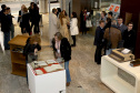 Foi aberta nesta segunda-feira (19) a mostra em comemoração aos 70 anos da Biblioteca da Procuradoria-Geral do Estado. Reunindo documentos históricos da biblioteca e da instituição, a mostra é o pontapé inicial de um trabalho de resgate da história da Procuradoria. A exposição está instalada no hall de entrada da PGE, na Rua Paula Gomes, número 145- bairro São Francisco.