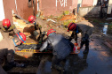 Uma busca que exige mergulhos em locais profundos, salvamento em áreas remotas ou em montanhas, resgate a pessoas soterradas. Estes são alguns exemplos de situações extremas que exigem uma atuação especializada do Corpo de Bombeiros. No Paraná, os profissionais passam por treinamentos especiais que os preparam para agir de forma rápida e eficiente sempre que precisam atender situações complexas, muito além do combate a incêndios. Foto: Divulgação/Corpo de Bombeiros