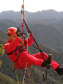 Uma busca que exige mergulhos em locais profundos, salvamento em áreas remotas ou em montanhas, resgate a pessoas soterradas. Estes são alguns exemplos de situações extremas que exigem uma atuação especializada do Corpo de Bombeiros. No Paraná, os profissionais passam por treinamentos especiais que os preparam para agir de forma rápida e eficiente sempre que precisam atender situações complexas, muito além do combate a incêndios. Foto: Divulgação/Corpo de Bombeiros