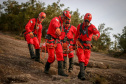 Uma busca que exige mergulhos em locais profundos, salvamento em áreas remotas ou em montanhas, resgate a pessoas soterradas. Estes são alguns exemplos de situações extremas que exigem uma atuação especializada do Corpo de Bombeiros. No Paraná, os profissionais passam por treinamentos especiais que os preparam para agir de forma rápida e eficiente sempre que precisam atender situações complexas, muito além do combate a incêndios. Foto: Divulgação/Corpo de Bombeiros