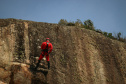 Uma busca que exige mergulhos em locais profundos, salvamento em áreas remotas ou em montanhas, resgate a pessoas soterradas. Estes são alguns exemplos de situações extremas que exigem uma atuação especializada do Corpo de Bombeiros. No Paraná, os profissionais passam por treinamentos especiais que os preparam para agir de forma rápida e eficiente sempre que precisam atender situações complexas, muito além do combate a incêndios. Foto: Divulgação/Corpo de Bombeiros