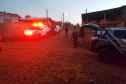 A Polícia Civil do Paraná está nas ruas na manhã desta quarta-feira (21) para a operação “Adsumus”, contra organização criminosa envolvida em tráfico de drogas, tráfico de armas e homicídios. O grupo atua a partir de Quedas do Iguaçu, na região centro-sul do Estado, chefiado por dois irmãos, homem e mulher. As ações contam com o apoio da Polícia Militar. Foto:Divulgação/PCPR