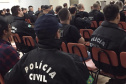 A Polícia Civil do Paraná está nas ruas na manhã desta quarta-feira (21) para a operação “Adsumus”, contra organização criminosa envolvida em tráfico de drogas, tráfico de armas e homicídios. O grupo atua a partir de Quedas do Iguaçu, na região centro-sul do Estado, chefiado por dois irmãos, homem e mulher. As ações contam com o apoio da Polícia Militar. Foto:Divulgação/PCPR