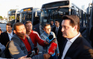 O governador Carlos Massa Ratinho Junior entregou, nesta quarta-feira (21), novos ônibus para atender o sistema de transporte coletivo da Região Metropolitana de Curitiba. Os veículos foram adquiridos por empresas que operam o sistema, em ação coordenada pela Comec.