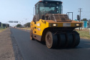 Na PR-323, no Noroeste do Estado, foram iniciados serviços de fresagem, que é a retirada da camada superior do pavimento, seguida pela reperfilagem, que consiste na aplicação de concreto betuminoso usinado a quente (CBUQ) e compactação desse material. O resultado será uma pista plana, sem deformações e buracos. Os trabalhos começaram em Cianorte e devem ser executados até Maringá, em uma extensão de 77,11 quilômetros.Foto: Divulgação/DER