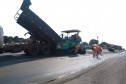 Na PR-323, no Noroeste do Estado, foram iniciados serviços de fresagem, que é a retirada da camada superior do pavimento, seguida pela reperfilagem, que consiste na aplicação de concreto betuminoso usinado a quente (CBUQ) e compactação desse material. O resultado será uma pista plana, sem deformações e buracos. Os trabalhos começaram em Cianorte e devem ser executados até Maringá, em uma extensão de 77,11 quilômetros.Foto: Divulgação/DER