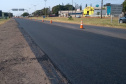 Na PR-323, no Noroeste do Estado, foram iniciados serviços de fresagem, que é a retirada da camada superior do pavimento, seguida pela reperfilagem, que consiste na aplicação de concreto betuminoso usinado a quente (CBUQ) e compactação desse material. O resultado será uma pista plana, sem deformações e buracos. Os trabalhos começaram em Cianorte e devem ser executados até Maringá, em uma extensão de 77,11 quilômetros.Foto: Divulgação/DER