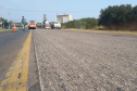 Na PR-323, no Noroeste do Estado, foram iniciados serviços de fresagem, que é a retirada da camada superior do pavimento, seguida pela reperfilagem, que consiste na aplicação de concreto betuminoso usinado a quente (CBUQ) e compactação desse material. O resultado será uma pista plana, sem deformações e buracos. Os trabalhos começaram em Cianorte e devem ser executados até Maringá, em uma extensão de 77,11 quilômetros.Foto: Divulgação/DER