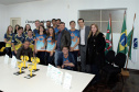 Estudantes do Colégio Estadual Padre Morelli, de Curitiba, participaram de um bate-papo com o secretário de Estado da Educação e do Esporte, Renato Feder. O grupo integra a equipe Doctors Machines, projeto de robótica desenvolvido pela escola que atualmente participa de duas grandes competições: a Olimpíada Brasileira de Robótica e a First Lego League. O secretário entregou dois kits Lego de robótica, que serão usados nas próximas etapas da First Lego League. Foto: Divulgação/SEED