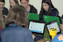 Estudantes do Colégio Estadual Padre Morelli, de Curitiba, participaram de um bate-papo com o secretário de Estado da Educação e do Esporte, Renato Feder. O grupo integra a equipe Doctors Machines, projeto de robótica desenvolvido pela escola que atualmente participa de duas grandes competições: a Olimpíada Brasileira de Robótica e a First Lego League. O secretário entregou dois kits Lego de robótica, que serão usados nas próximas etapas da First Lego League. Foto: Divulgação/SEED